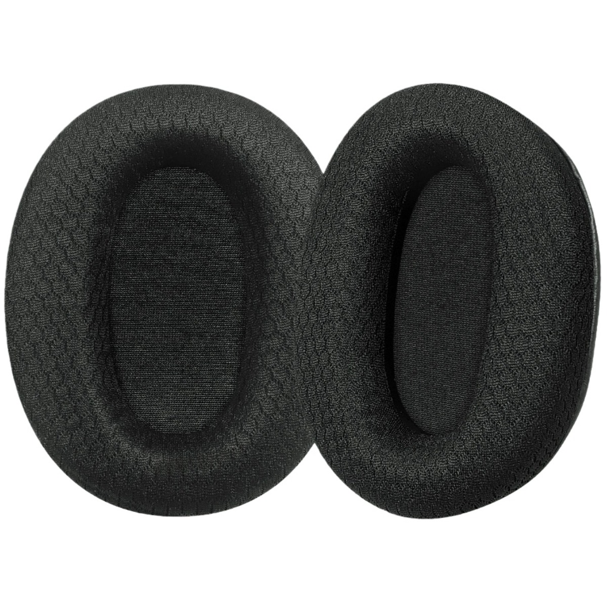 Dos almohadillas negras para auriculares con patrón de panal sobre fondo blanco.