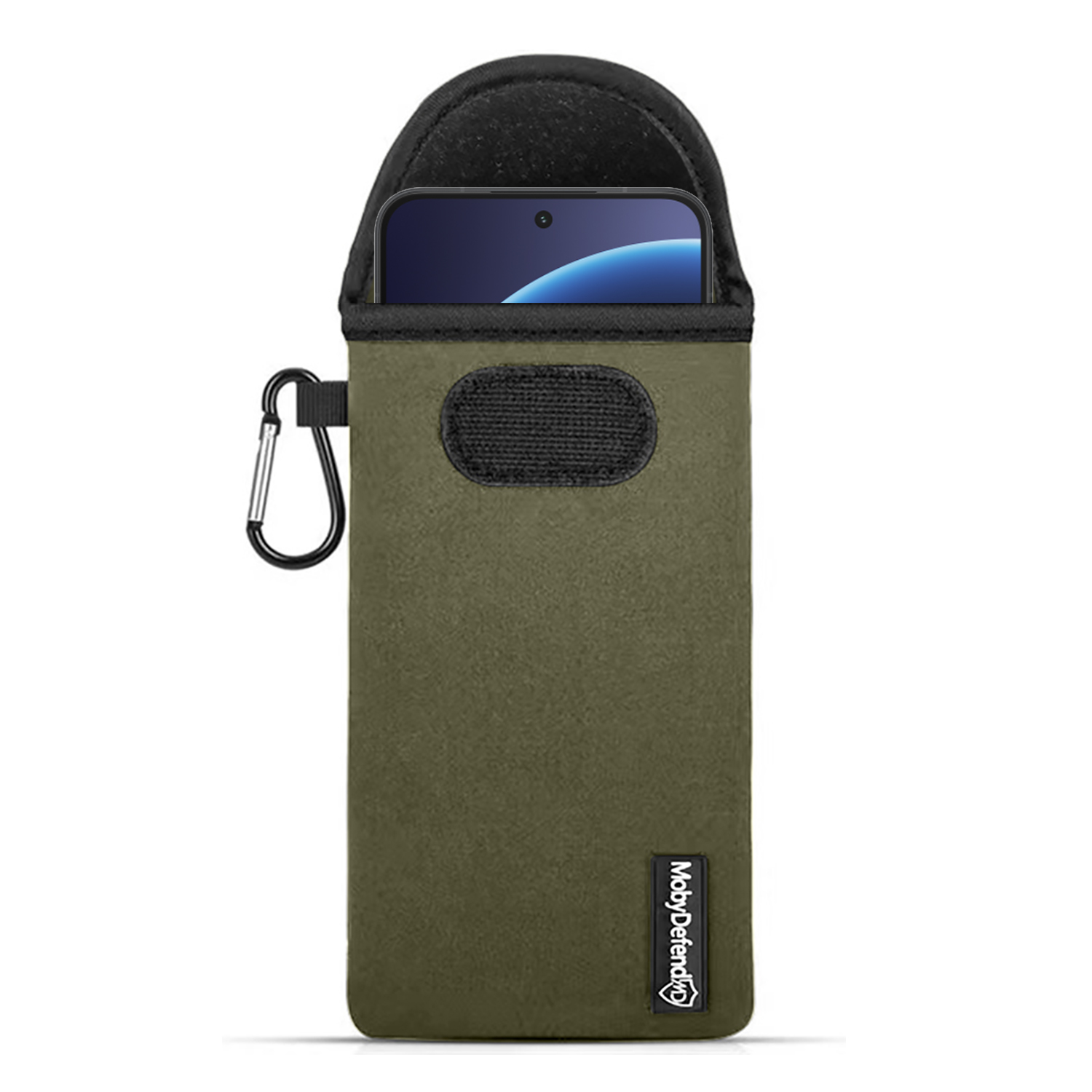 Olijfgroene telefoonhoes met karabijnhaak en zwart klittenband. Een smartphone is gedeeltelijk ingestoken.