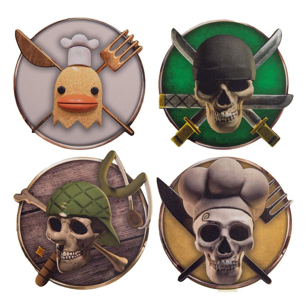 Vier Abzeichen: ein Koch-Entenkopf, zwei gekreuzte Schwerter mit Totenkopf, ein Totenkopf mit Helm und ein Koch-Totenkopf.