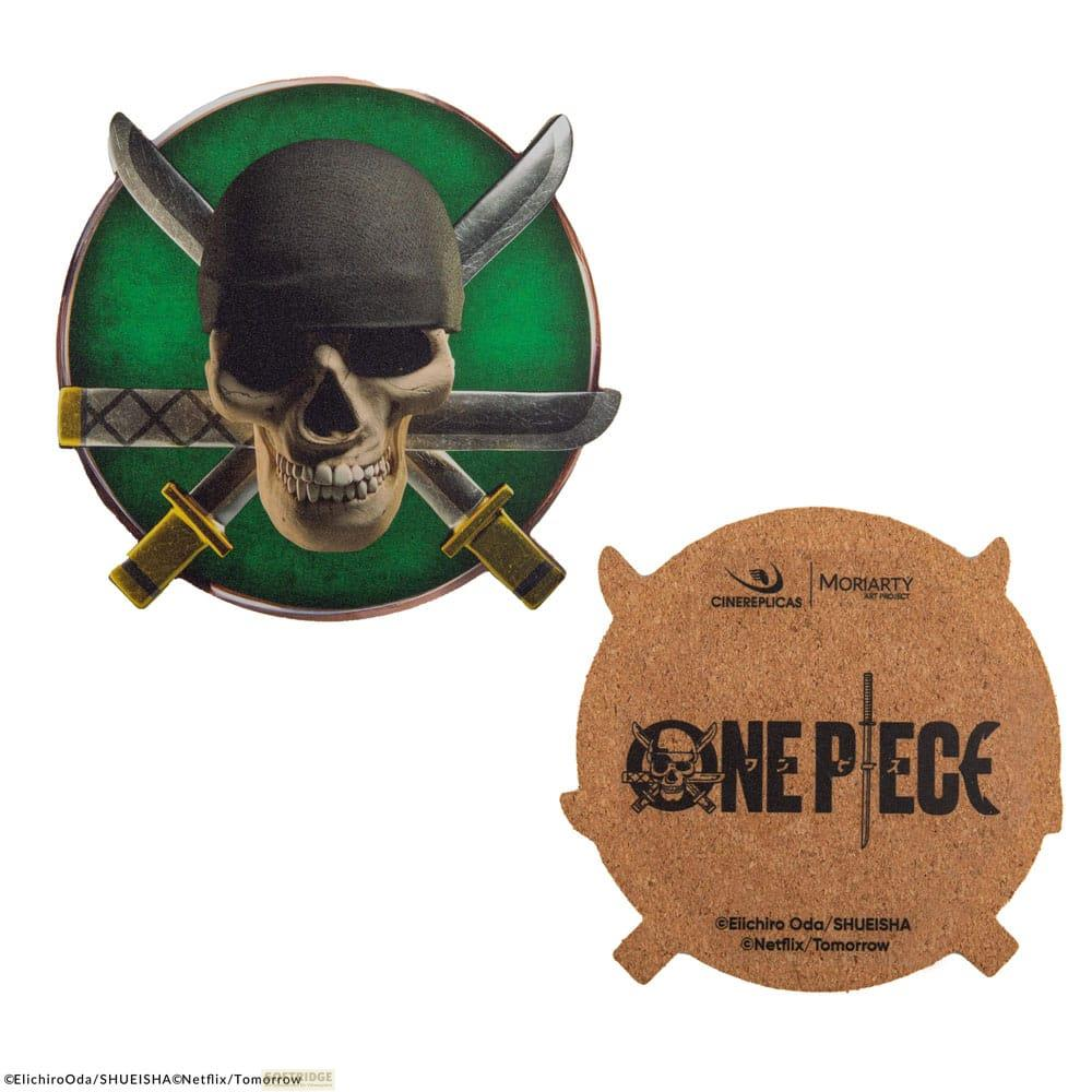 Schädel mit Schwertern auf grünem Hintergrund und One Piece Logo.