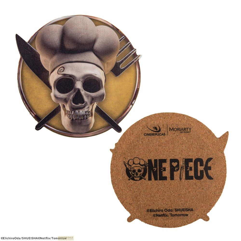 Ein Totenkopf mit Kochmütze, Messer und Gabel. Daneben ein runder Untersetzer mit "One Piece".