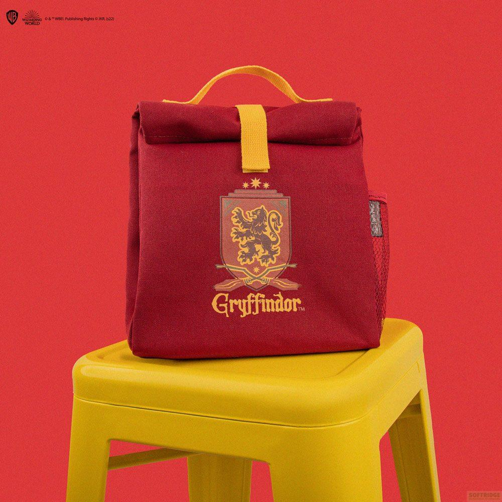 Rote Gryffindor-Tasche mit Löwenwappen auf gelbem Hocker.