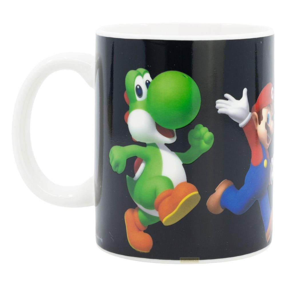Eine schwarze Tasse mit Yoshi und Mario aus Super Mario.