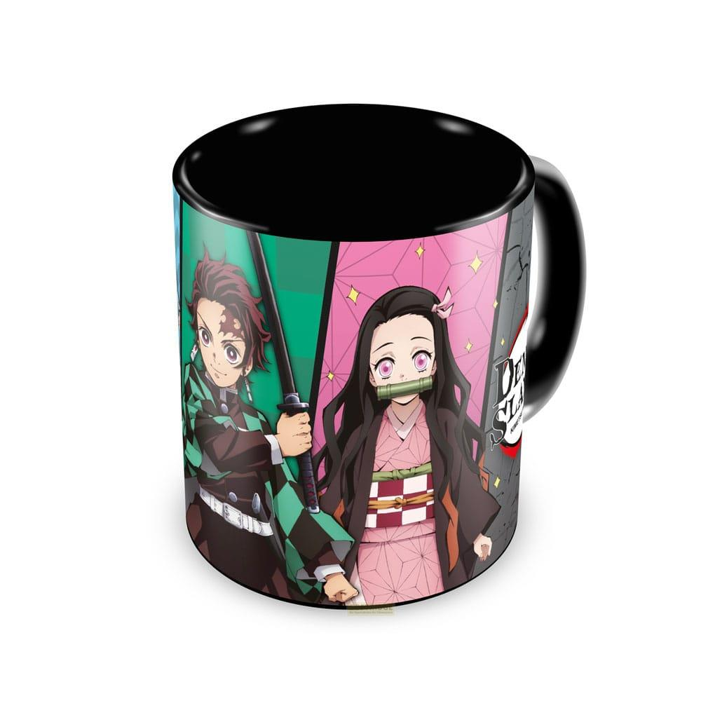 Une tasse noire avec les personnages d'anime Tanjiro et Nezuko de Demon Slayer.
