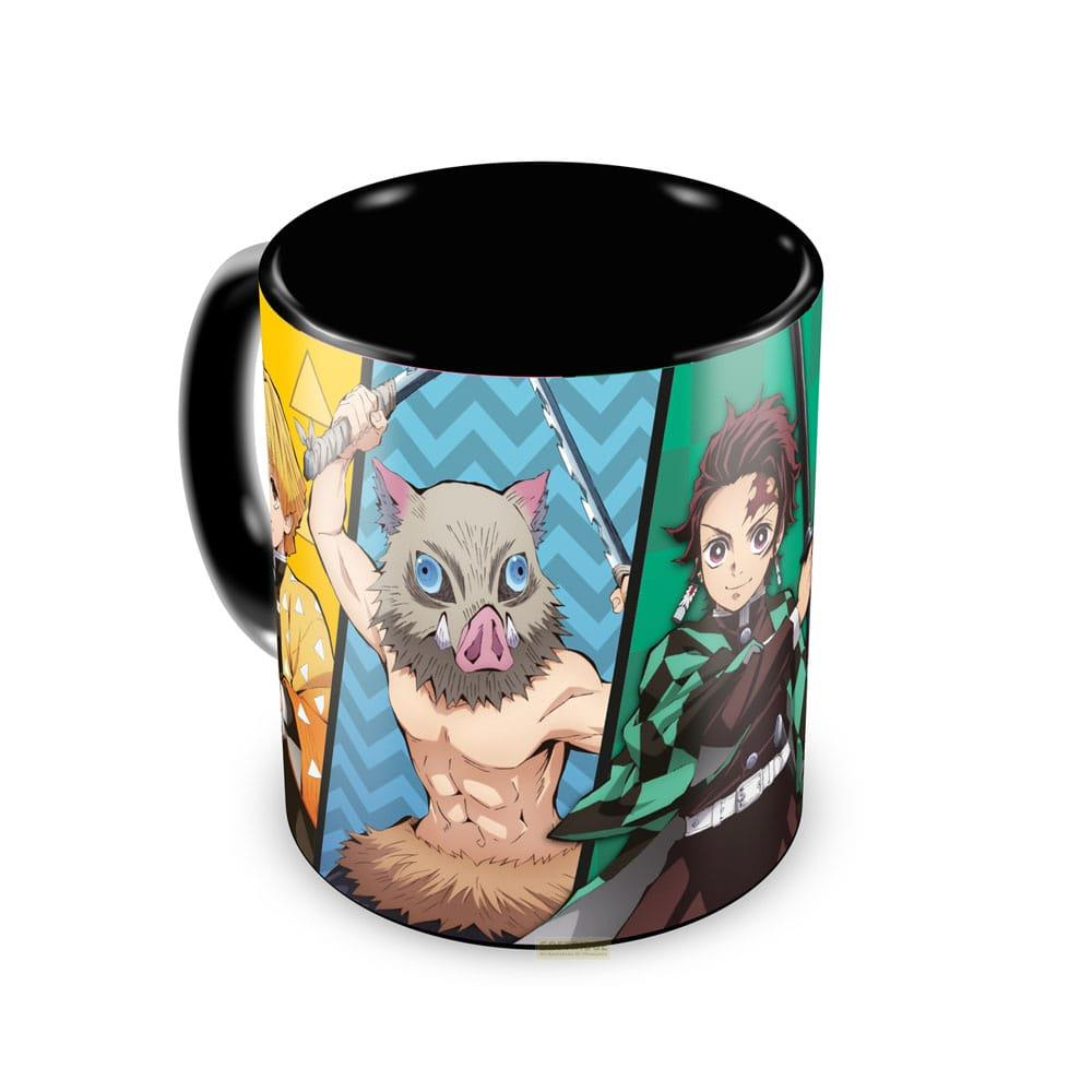 Une tasse noire avec les personnages d'anime Zenitsu, Inosuke et Tanjiro.