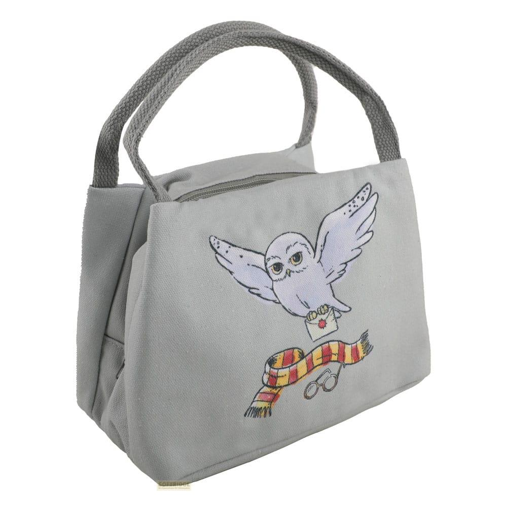 Graue Tasche mit einem weißen Uhu, der einen Brief hält, und einem Schal.