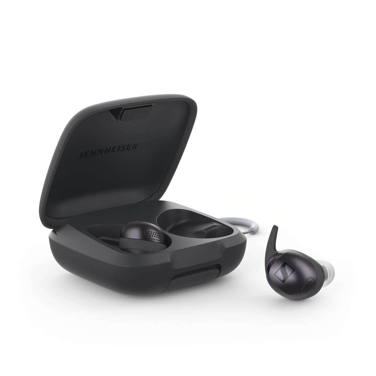 Auricolari Sennheiser neri con custodia di ricarica aperta e un auricolare accanto.