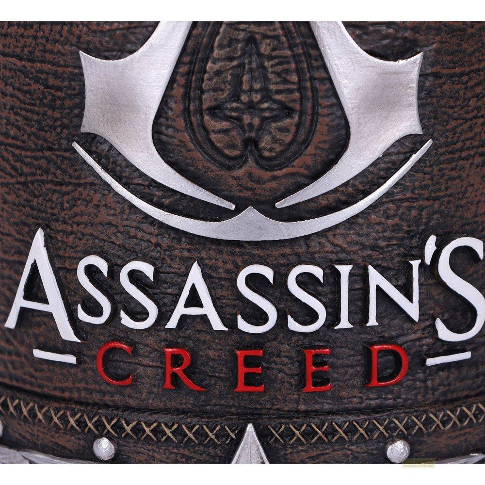 Das Assassin's Creed-Logo auf einem braunen, texturierten Hintergrund mit silbernen Akzenten.