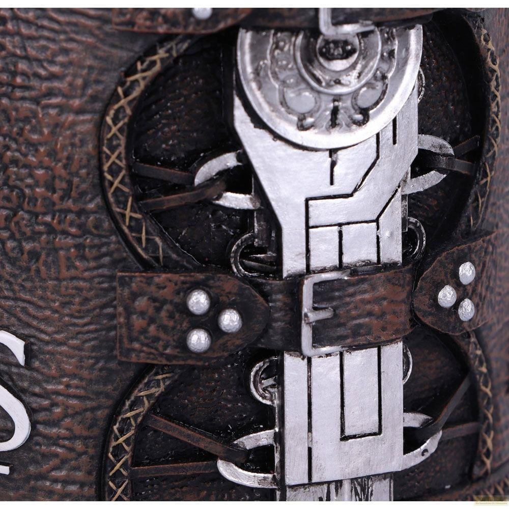 Detail eines Buches mit braunem Lederband, Metallbeschlägen und Schnallen.