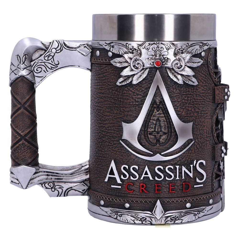 Ein brauner Becher mit Assassins Creed-Logo und silbernen Verzierungen.