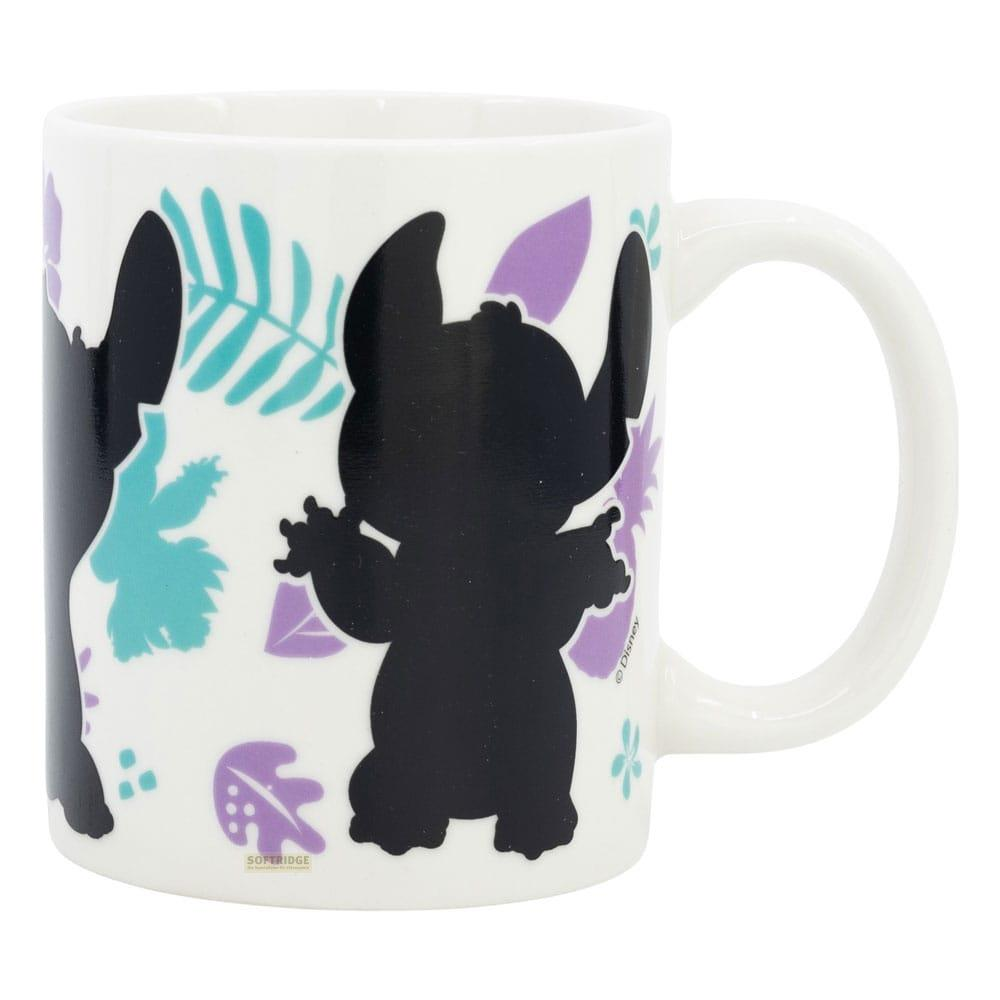Eine weiße Tasse mit schwarzen Silhouetten von Stitch und tropischen Blättern.