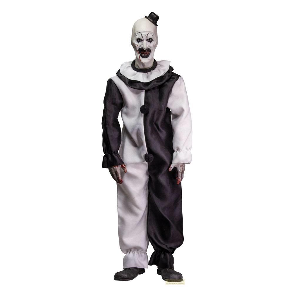 Ein blasser Clown in Schwarz-Weiß-Kleidung trägt einen kleinen Zylinder.