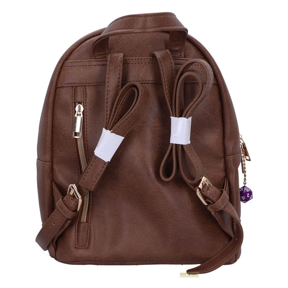 Brauner Rucksack mit goldenen Reißverschlüssen und Schnallen. Lila Würfel-Anhänger.