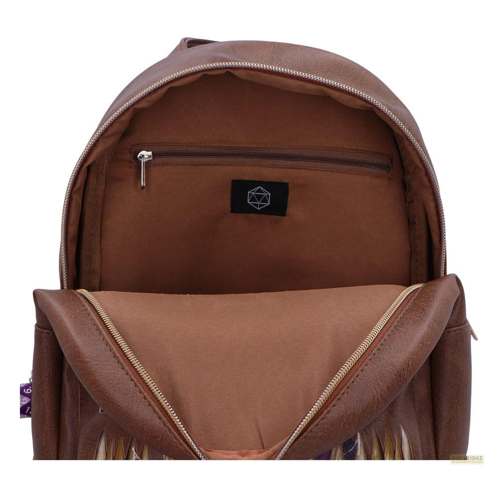 Brauner Rucksack innen geöffnet, mit Reißverschlussfach und Logo.