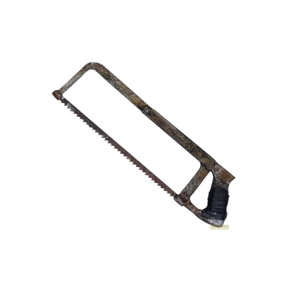 Eine alte Metallsäge mit Sägeblatt und schwarzem Griff.