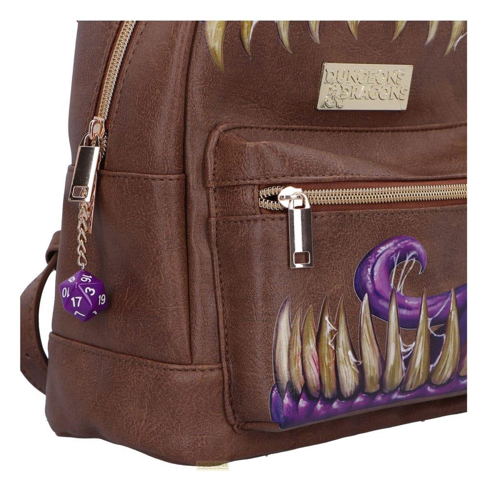 Brauner Rucksack mit D&D-Logo, Zähnen und einem lila Würfel-Anhänger.