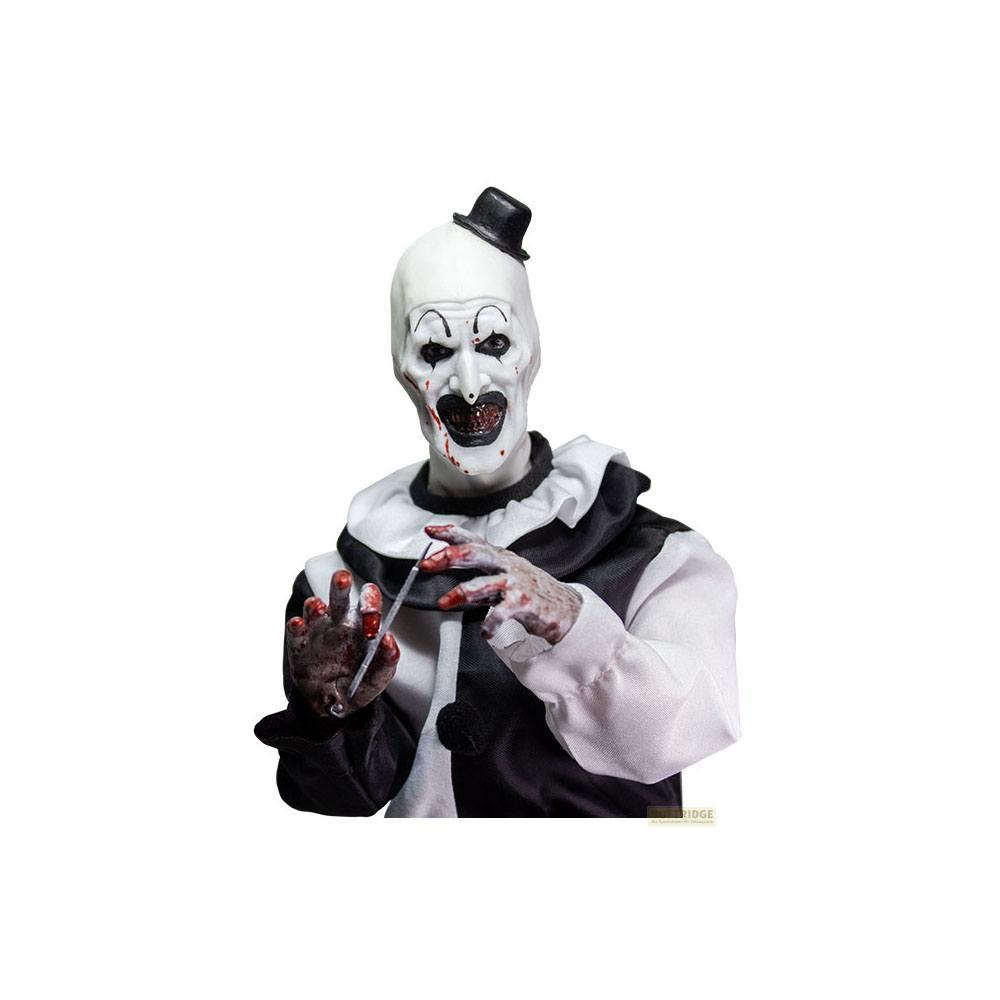 Gruseliger Clown mit weißem Gesicht, schwarzem Hut, blutigen Händen, hält ein Skalpell.