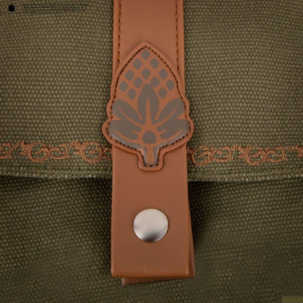 Grüne Stofftasche mit braunem Lederriemen und Eichel-Logo.