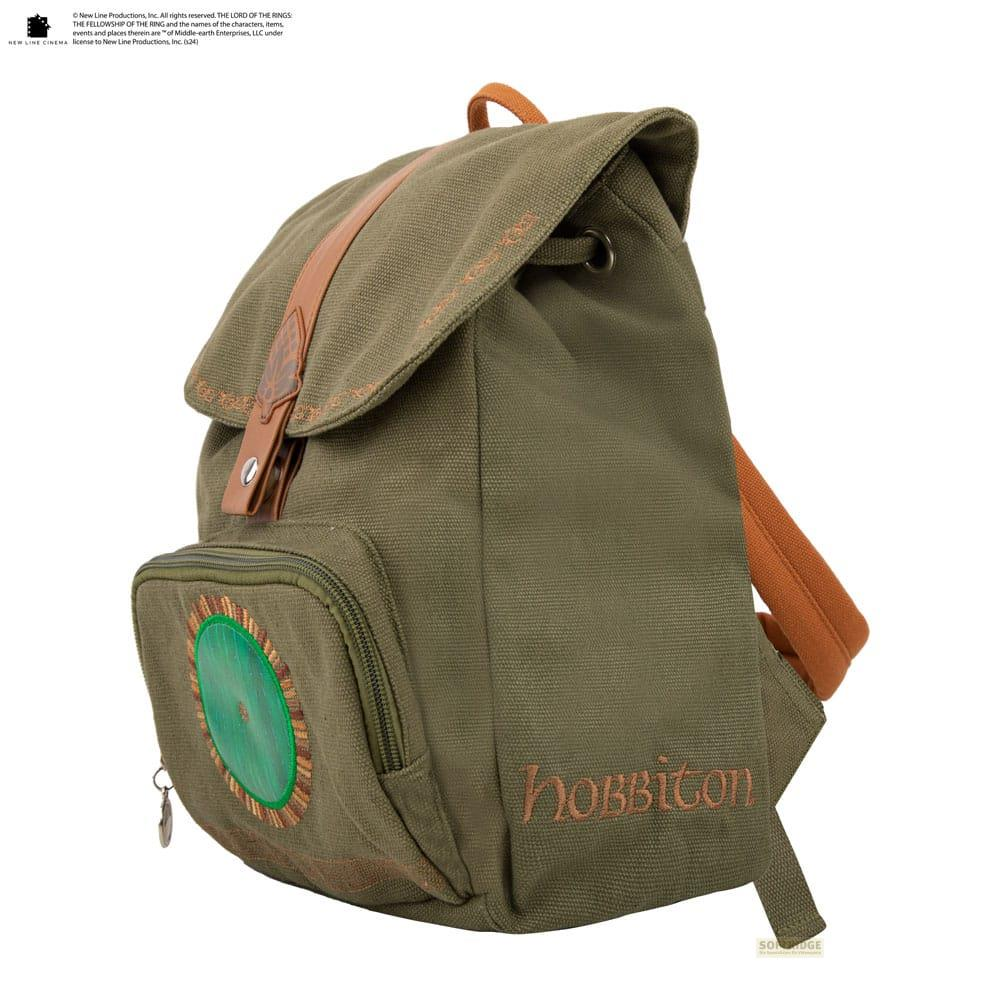 Grüner Rucksack mit braunen Lederdetails und dem Wort 'Hobbiton'.