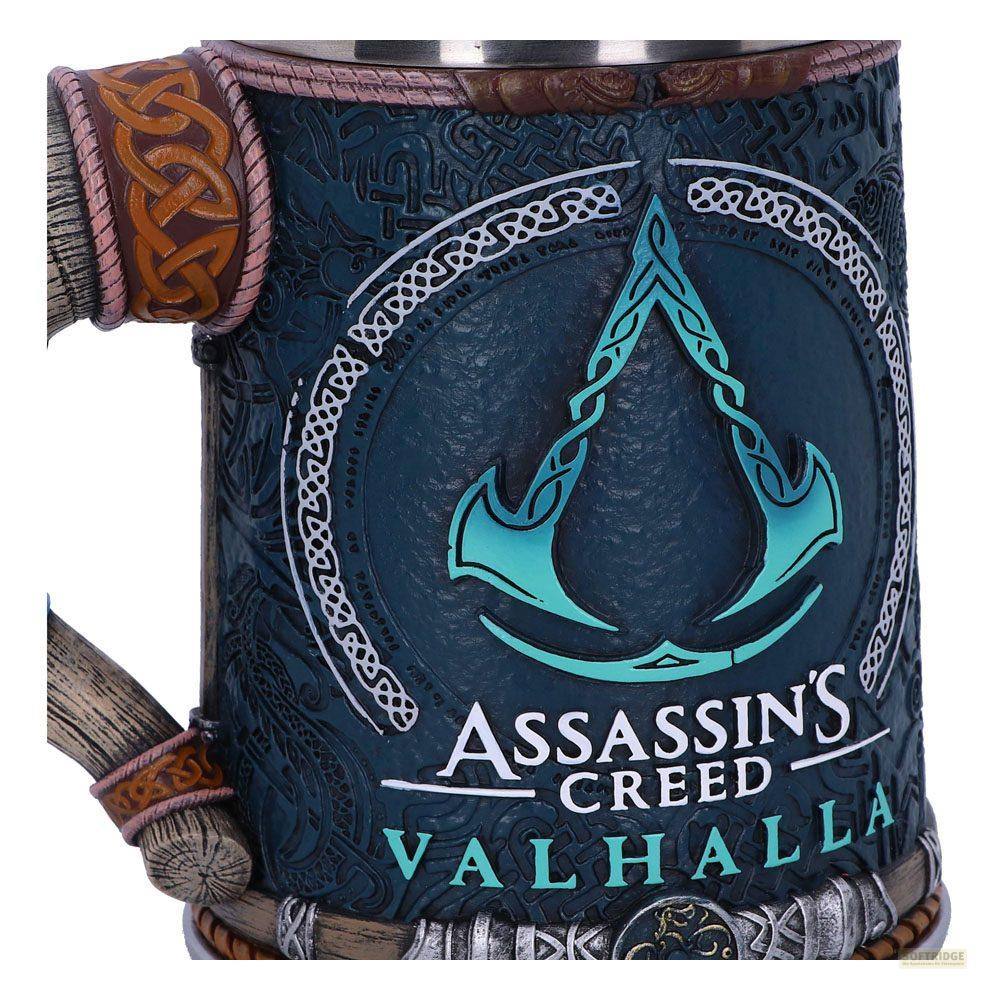 Ein Becher mit dem Assassin's Creed Valhalla-Logo und nordischen Symbolen.