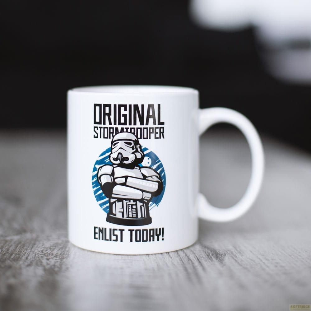 Weiße Tasse mit Stormtrooper-Aufdruck und der Aufschrift „ENLIST TODAY!“.
