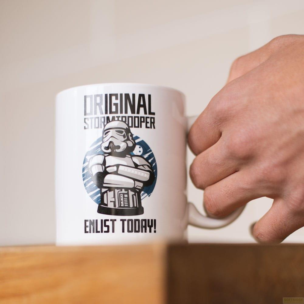 Tasse mit "Original Stormtrooper" Aufdruck, eine Hand hält sie.