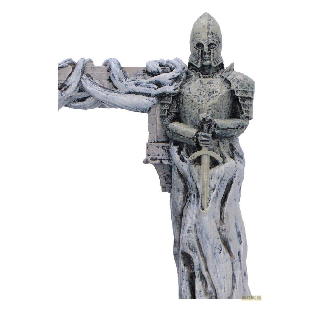 Eine Steinstatue eines Ritters in Rüstung, der ein Schwert hält, mit drapierter Stoff.