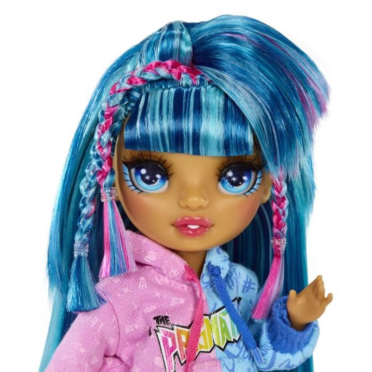Puppe mit langen blauen Haaren mit pinken Strähnen und Zöpfen, trägt zweifarbige Kapuze.