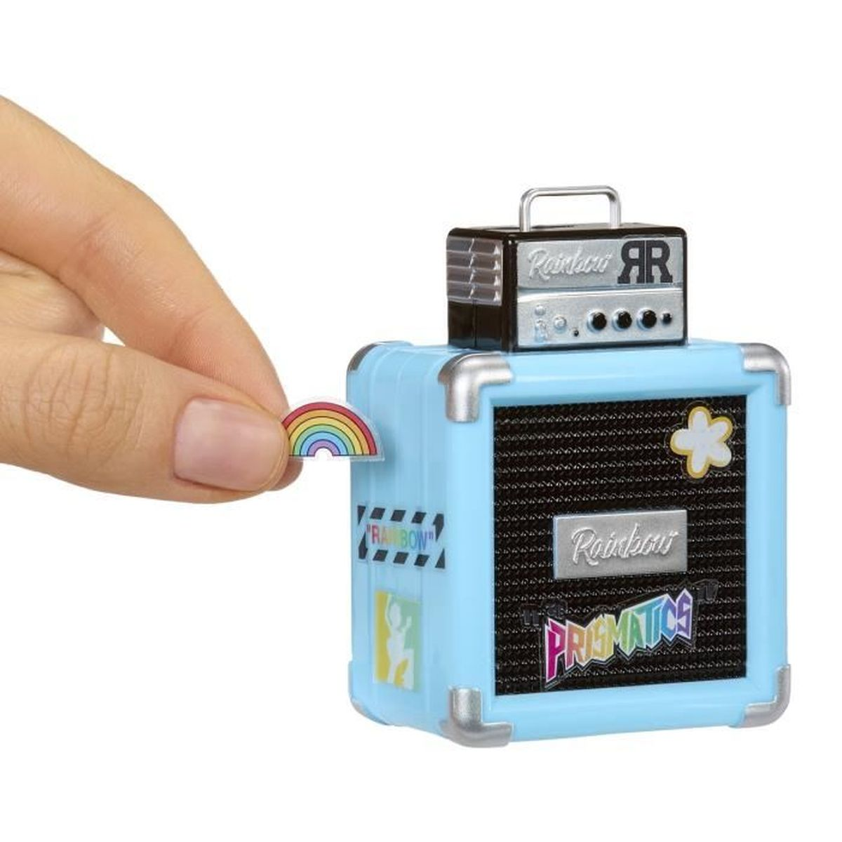 Eine Hand hält einen Regenbogen-Aufkleber neben einem hellblauen Verstärker.