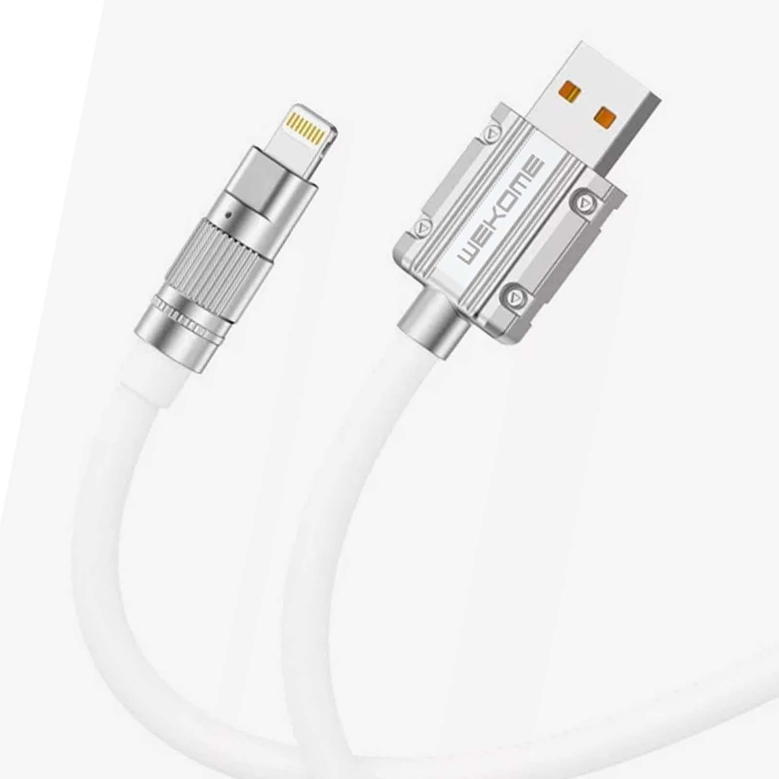 Un cavo di ricarica bianco con connettori Lightning e USB-A e custodie argentate.