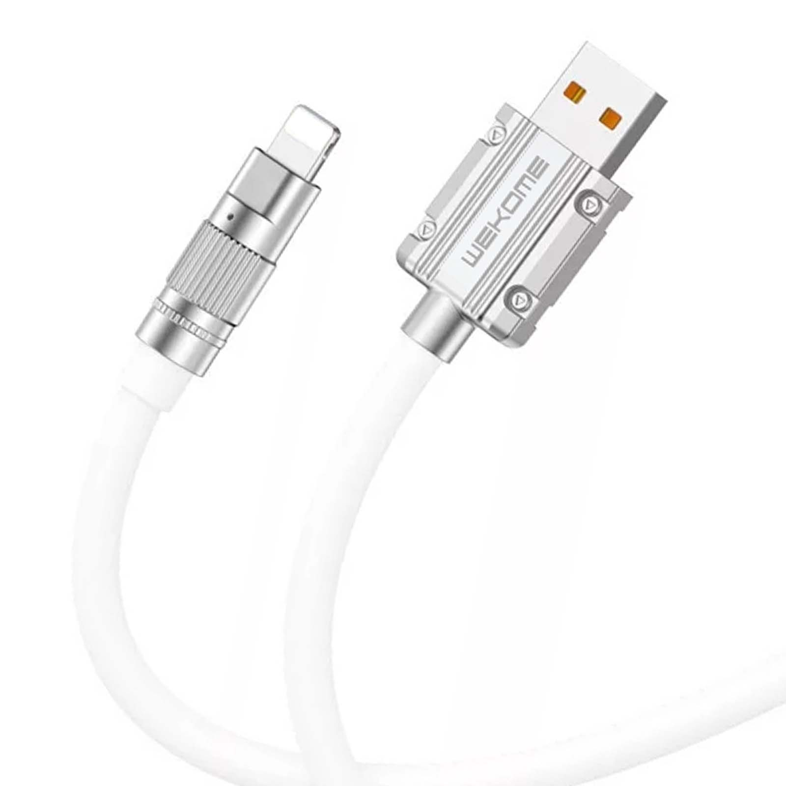 Un cavo di ricarica bianco con connettori argentati, una spina USB-A e una Lightning.