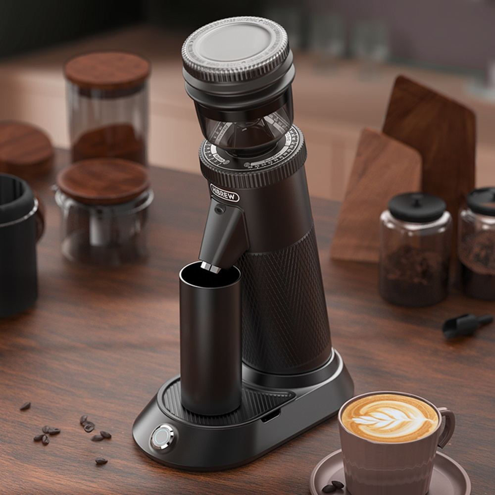 Molinillo de café negro con recipiente y café latte art.