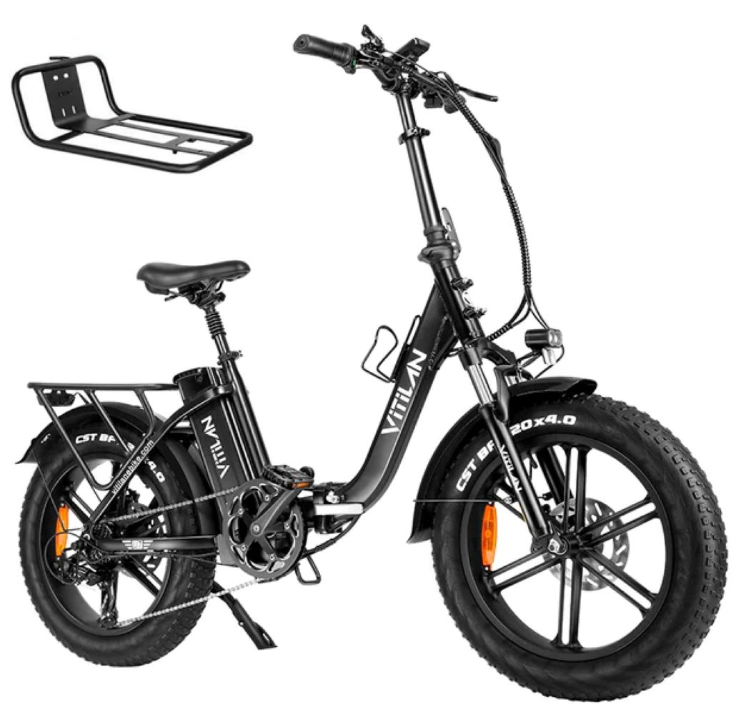 Una bicicletta elettrica pieghevole nera con copertoni larghi e portapacchi.