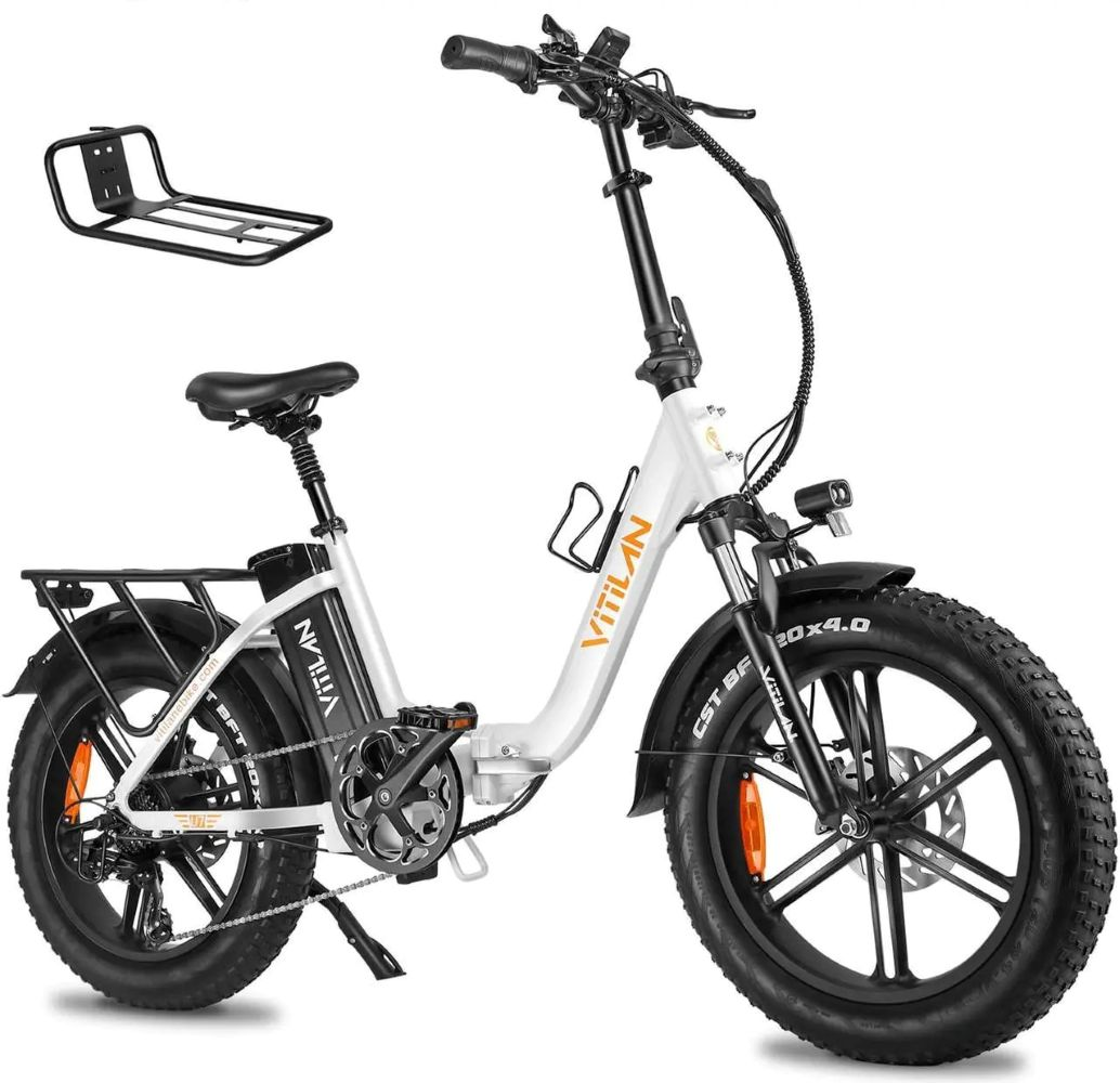 Bici elettrica pieghevole bianca con gomme larghe, portapacchi e portaborraccia.