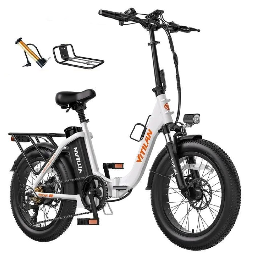 Una e-bike pieghevole bianca con pneumatici grassi, portapacchi e pompa ad aria.
