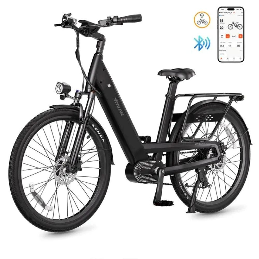 Una e-bike nera con pneumatici Kenda, portapacchi e un telefono con app ciclistica.