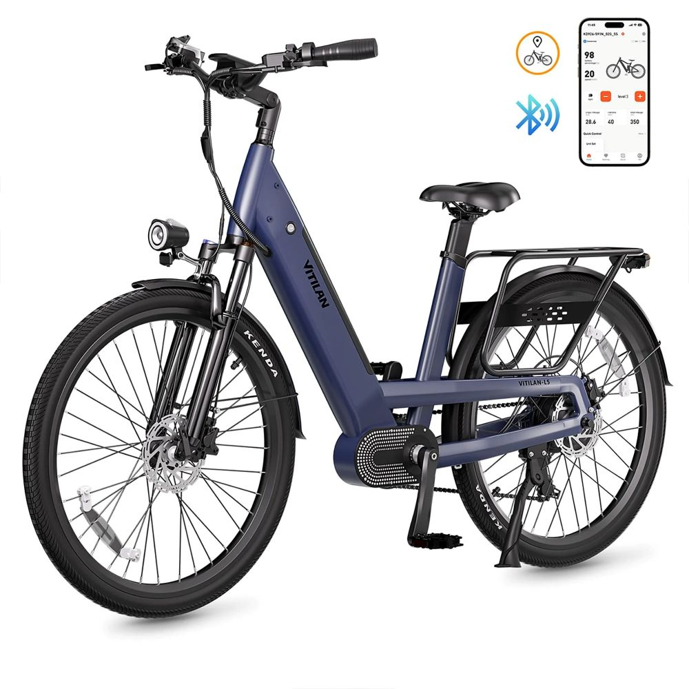 E-bike blu scuro con portapacchi e display app per smartphone.