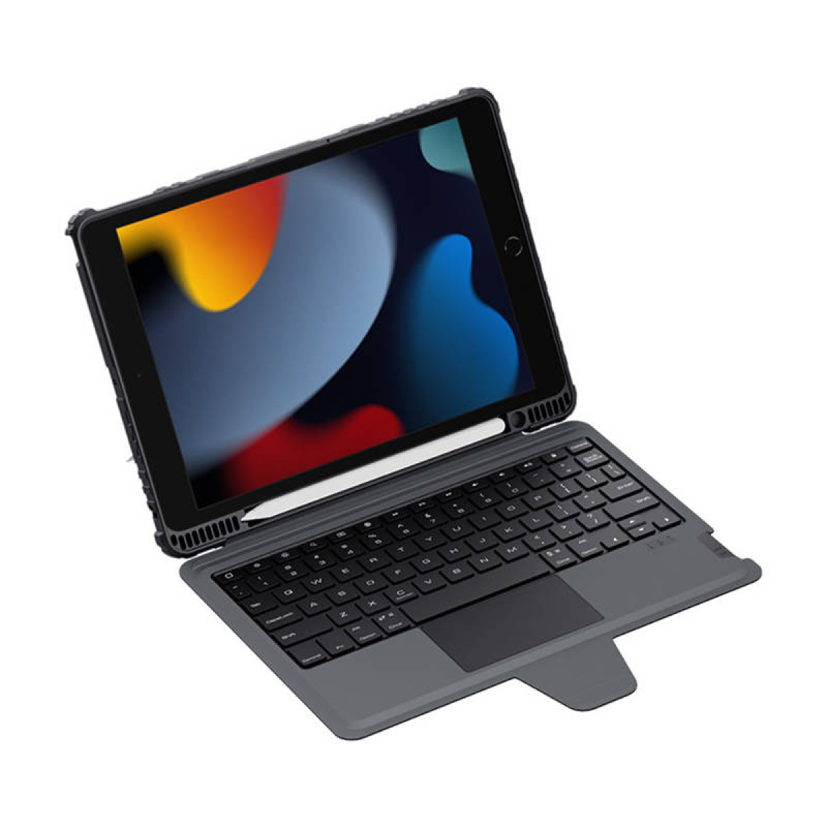 Una tableta con funda de teclado y lápiz, sobre fondo blanco.