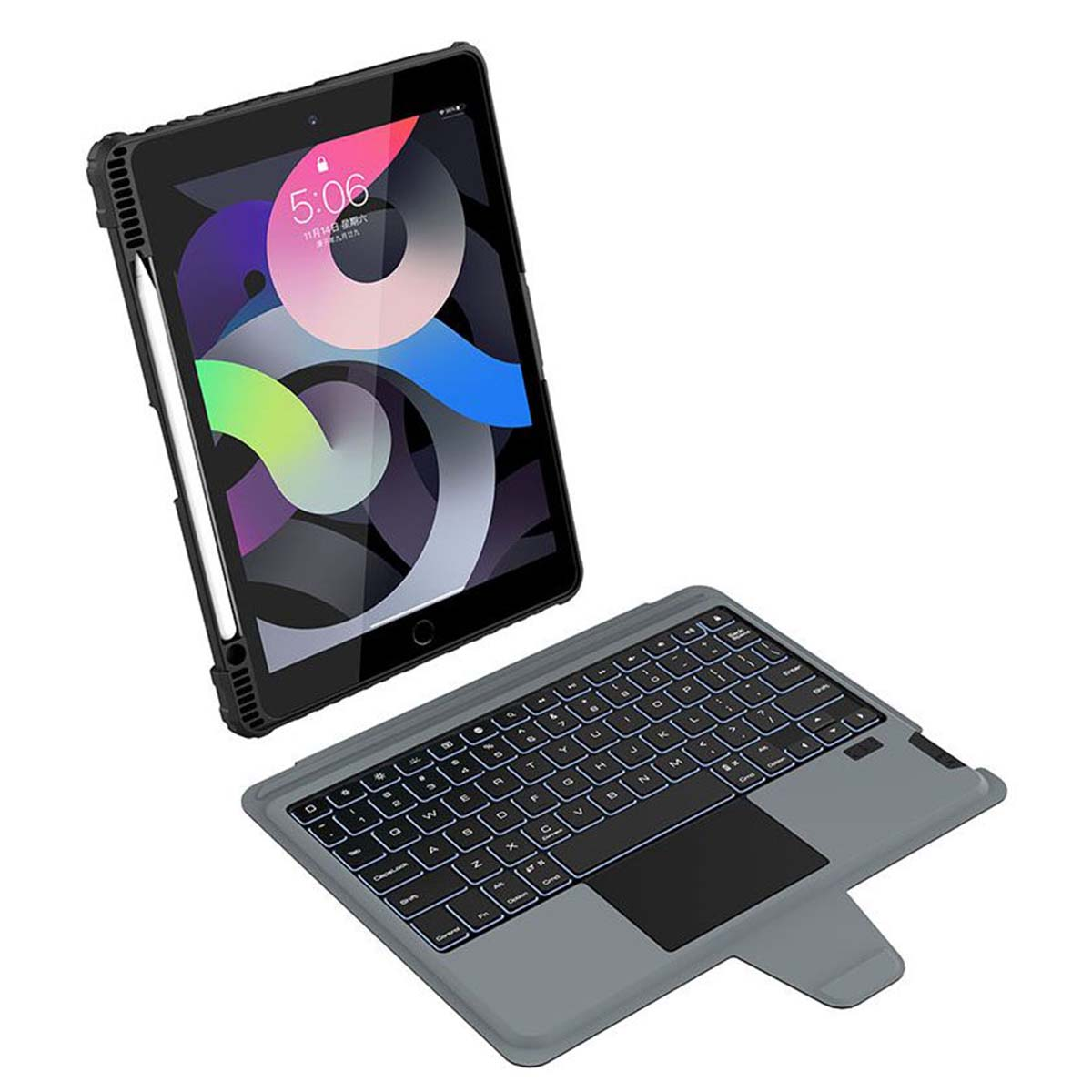 Ein iPad mit Tastaturhülle und Stift auf weißem Hintergrund.