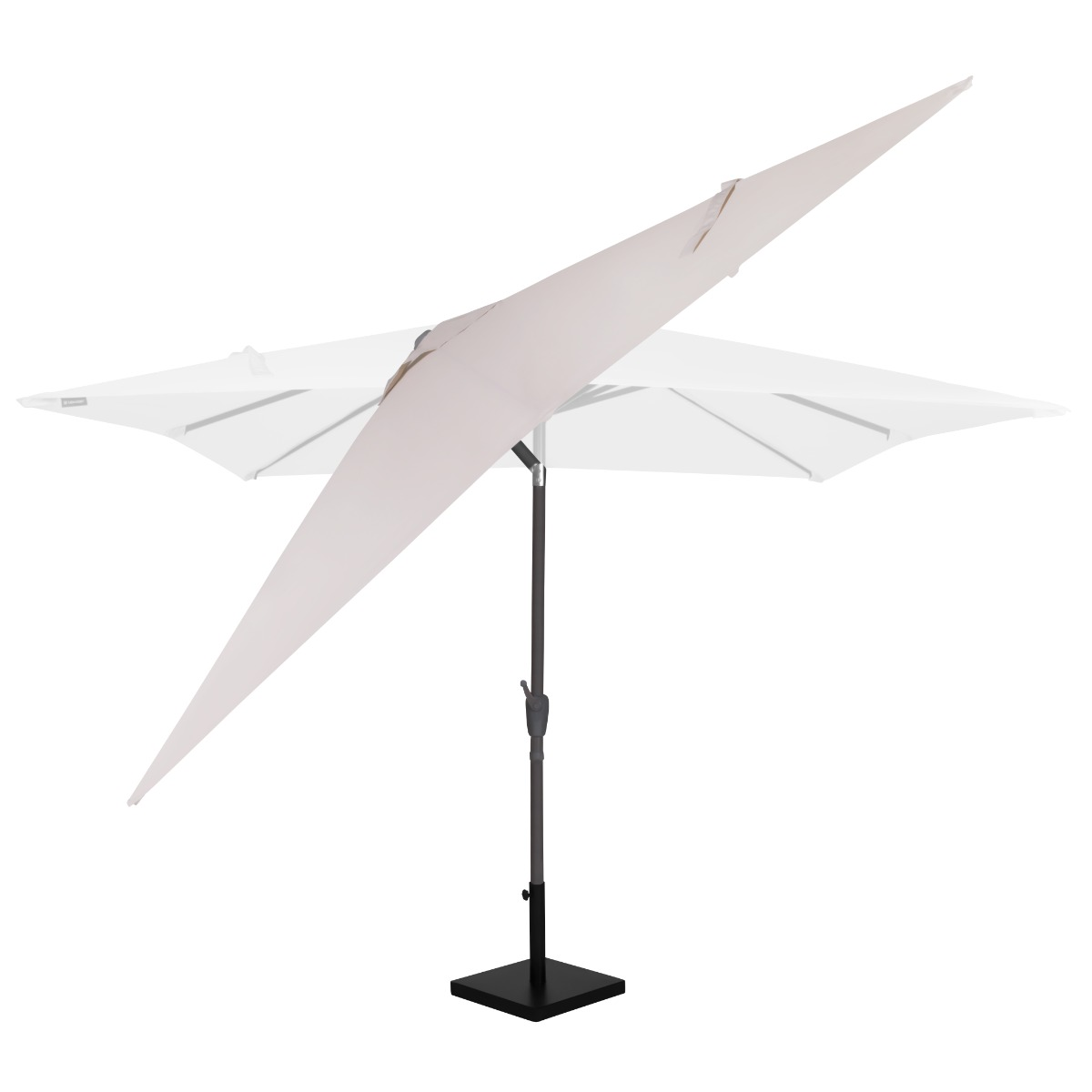 Een lichtgekleurde parasol met zwarte voet en paal, schuin open.
