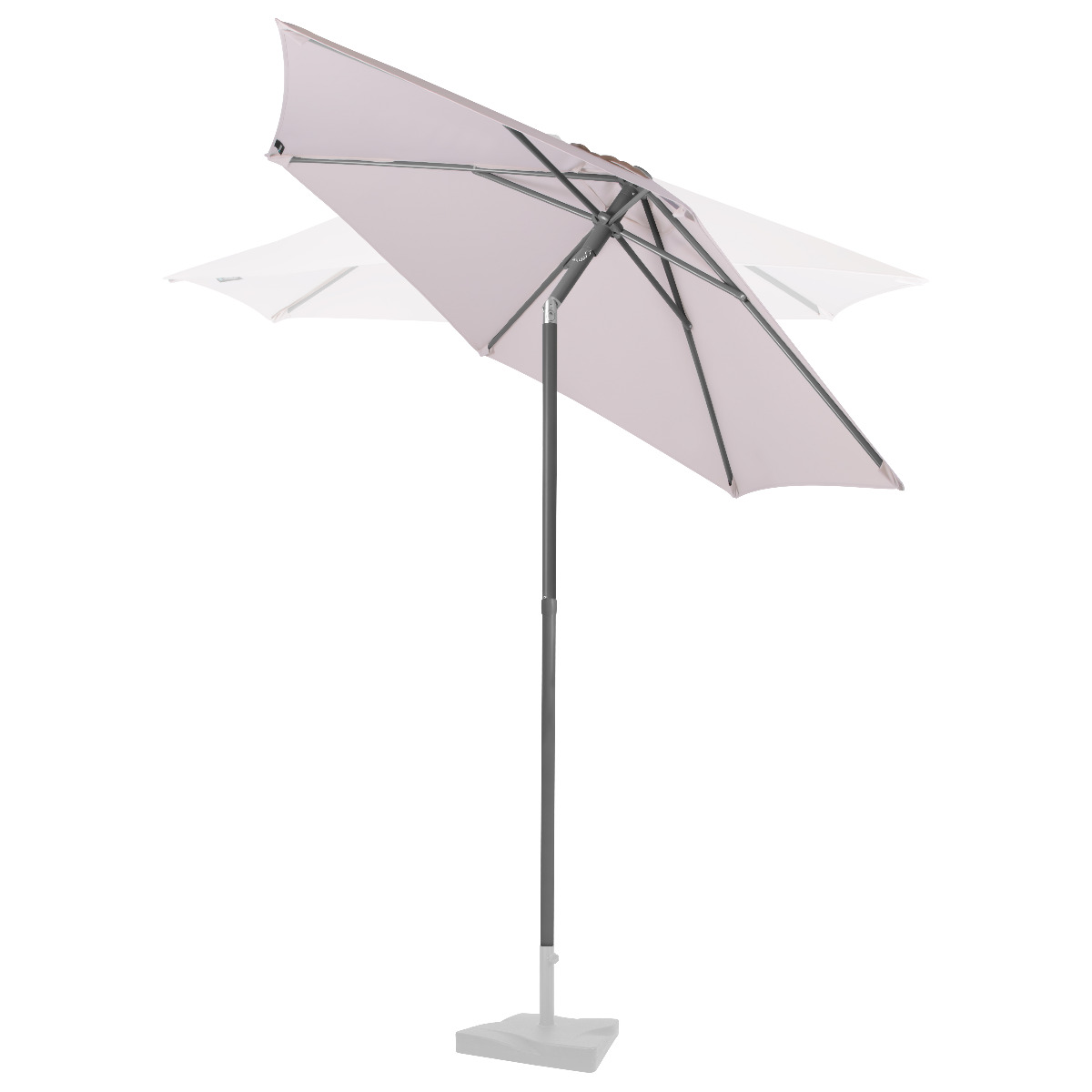 Een lichtgrijze parasol met donkere paal en voet op een witte achtergrond.