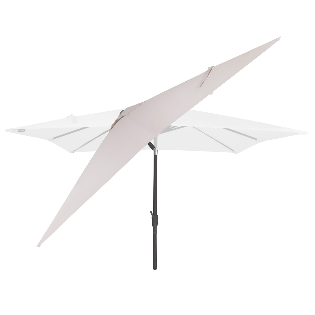 Een rechthoekige parasol met lichte stof en een donkere paal.