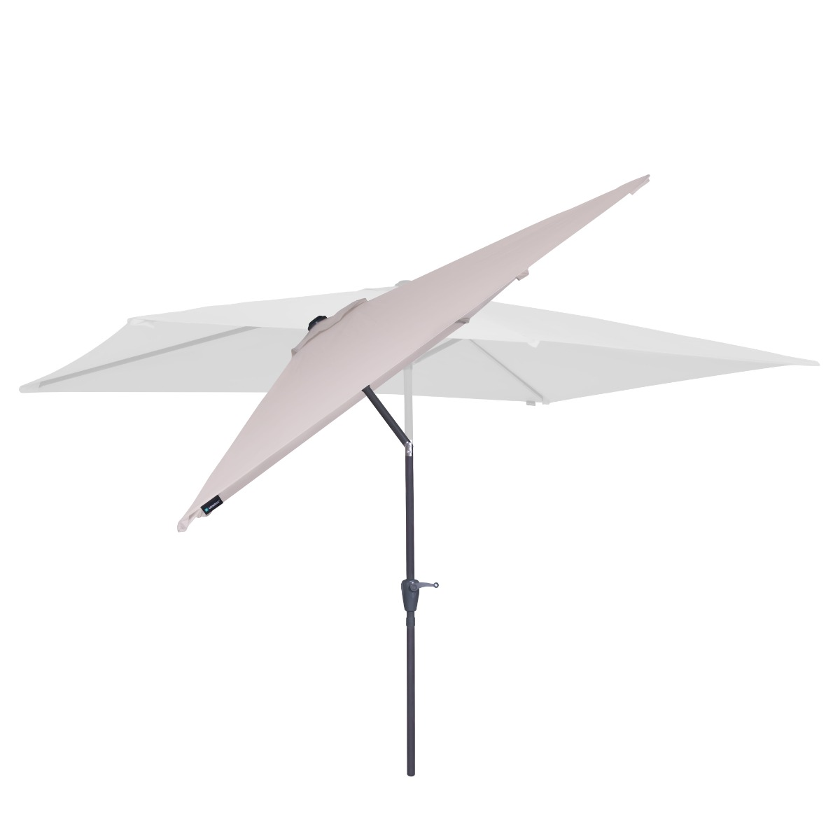 Een beige parasol met een donker frame staat op een witte achtergrond.