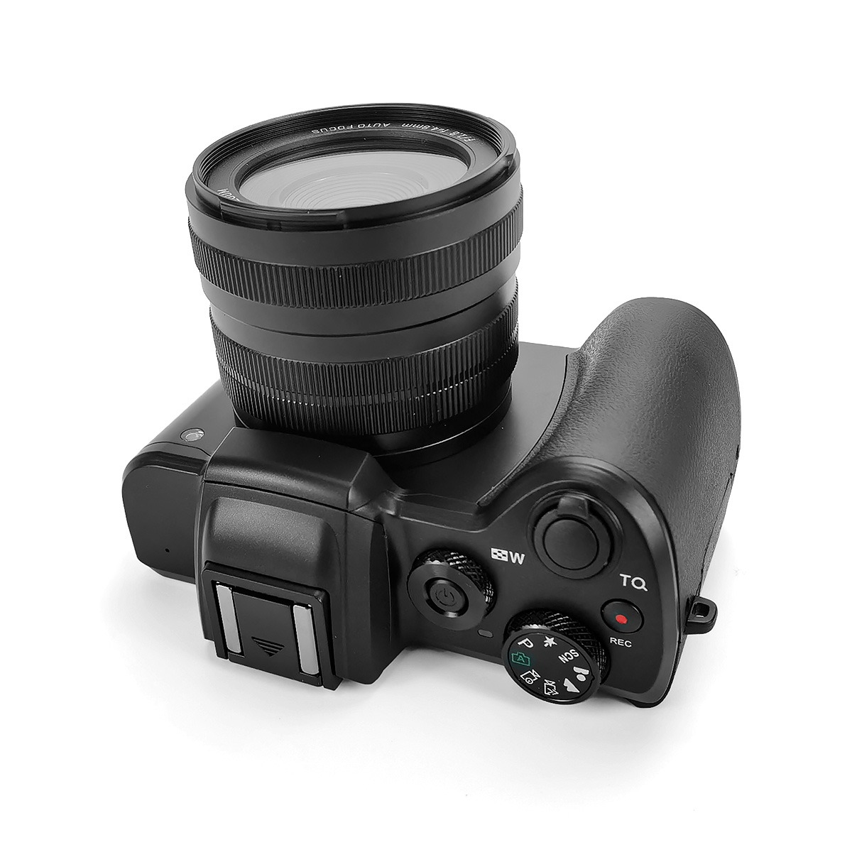 Czarny aparat cyfrowy z obiektywem, widok z góry na białym tle.