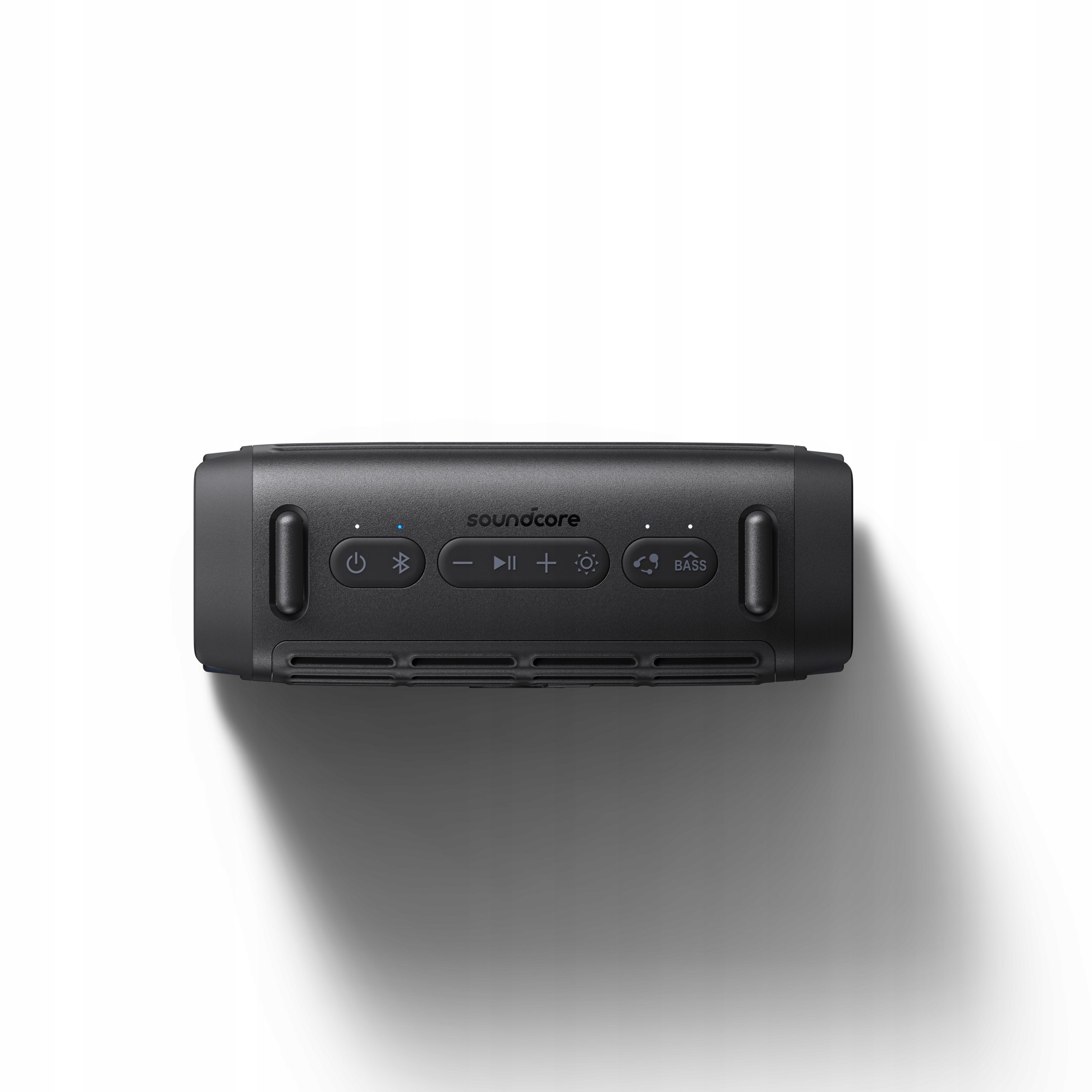 Czarny głośnik przenośny z przyciskami sterowania i logo „Soundcore”.