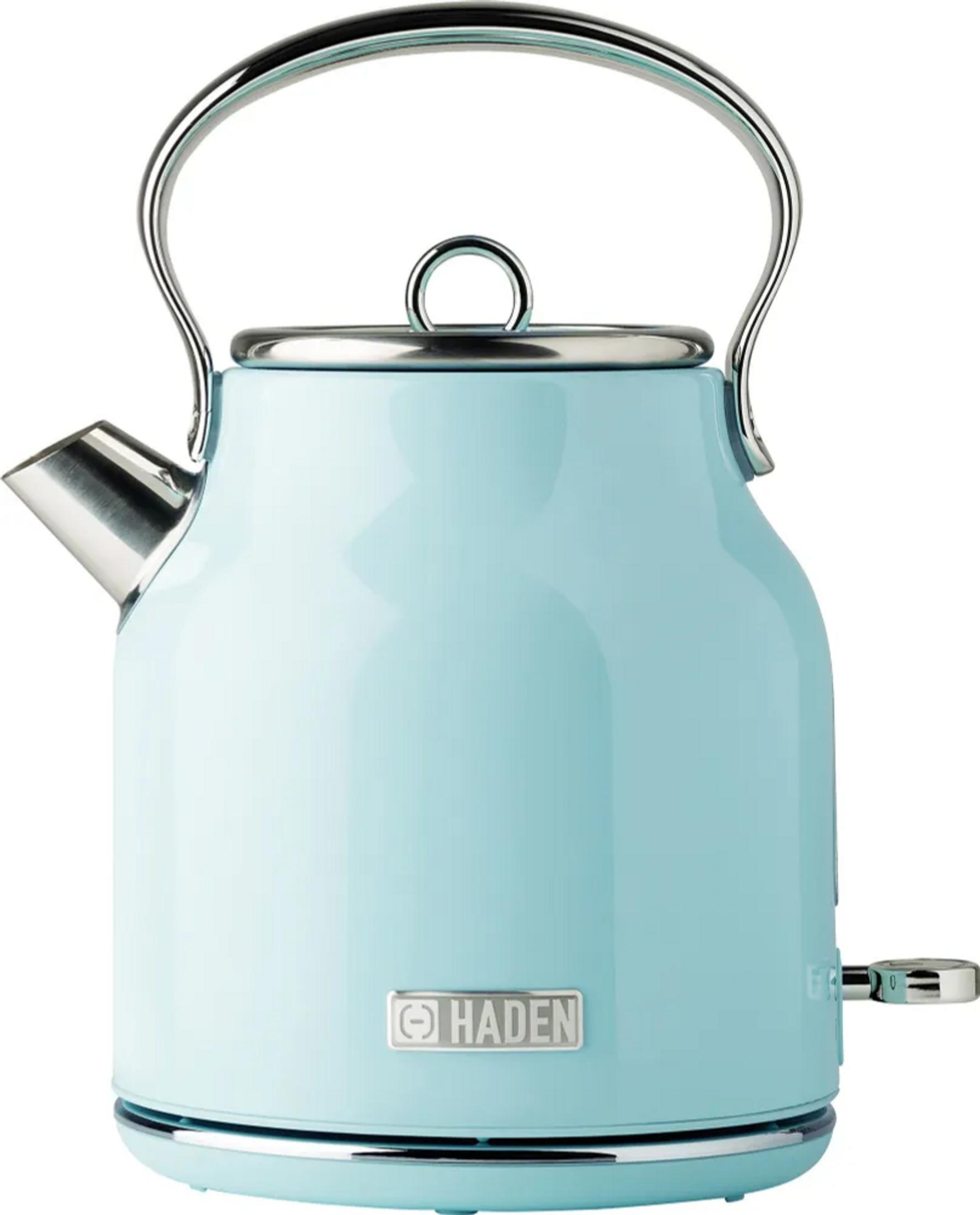 Un bollitore azzurro con manico e coperchio cromati su sfondo bianco.