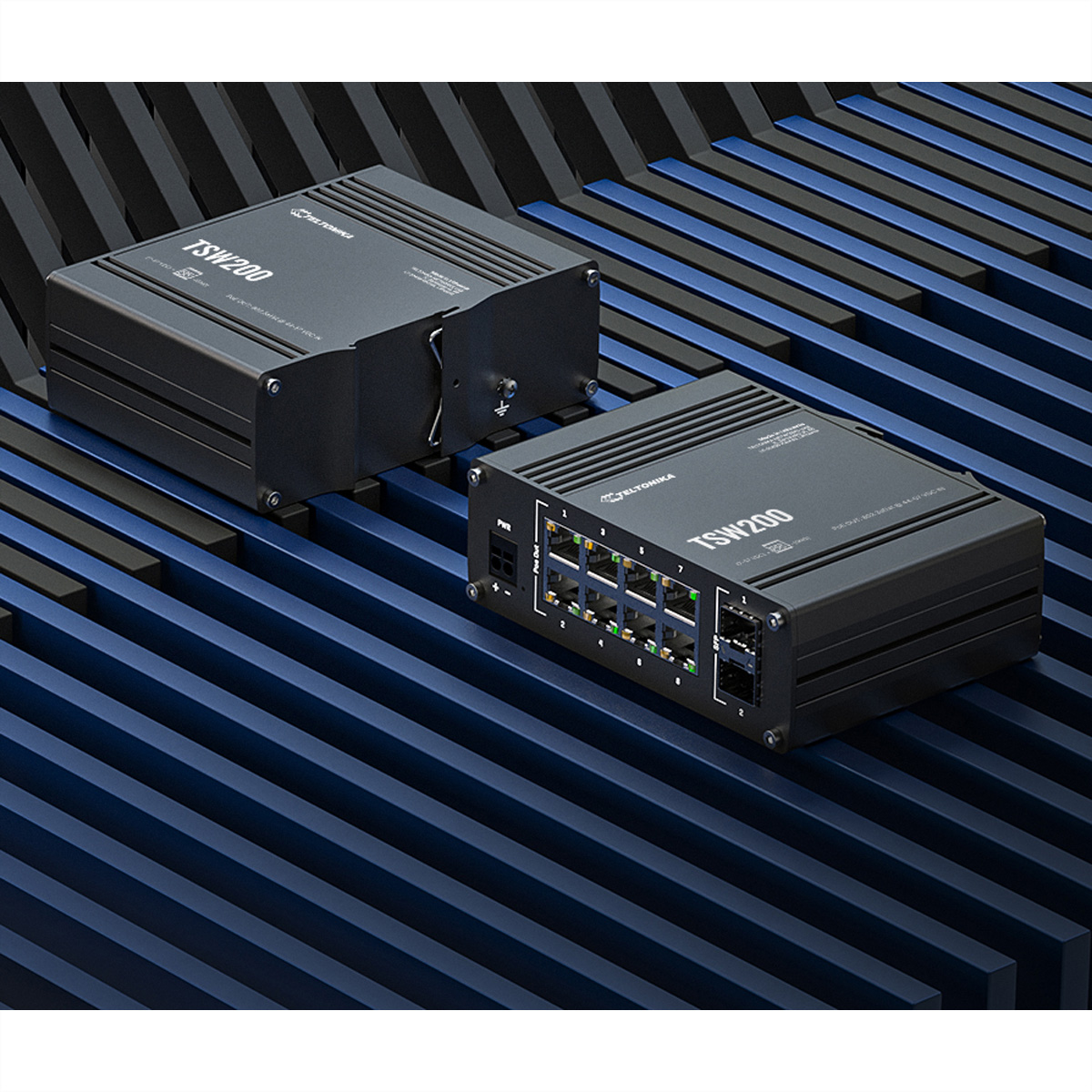 Zwei schwarze Netzwerk-Switches auf einer blauen und schwarzen Lamellenoberfläche.