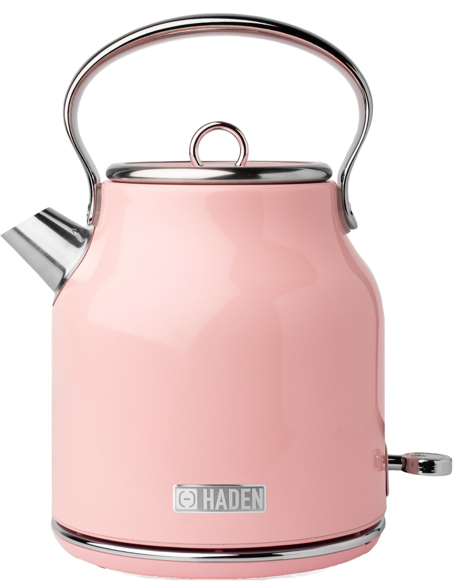 Un bollitore rosa con manico e beccuccio argentati, su sfondo bianco.