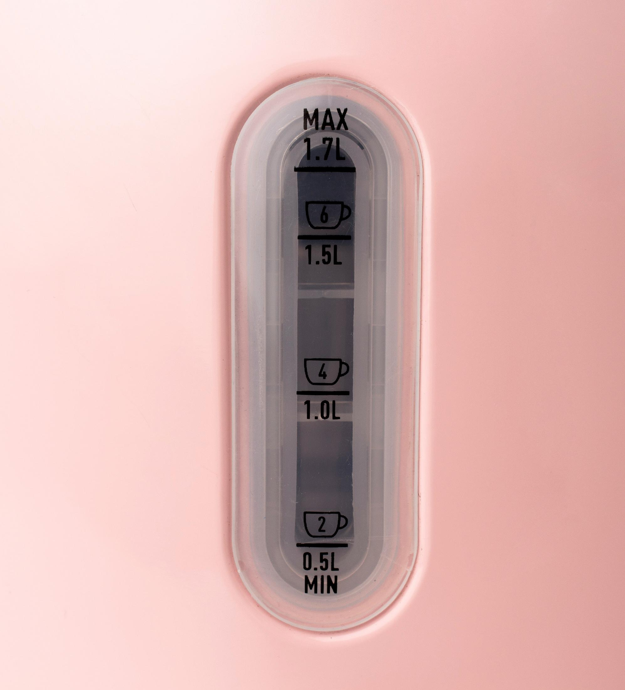 Un indicatore del livello dell'acqua su un bollitore rosa con segni da 0,5 L a 1,7 L.