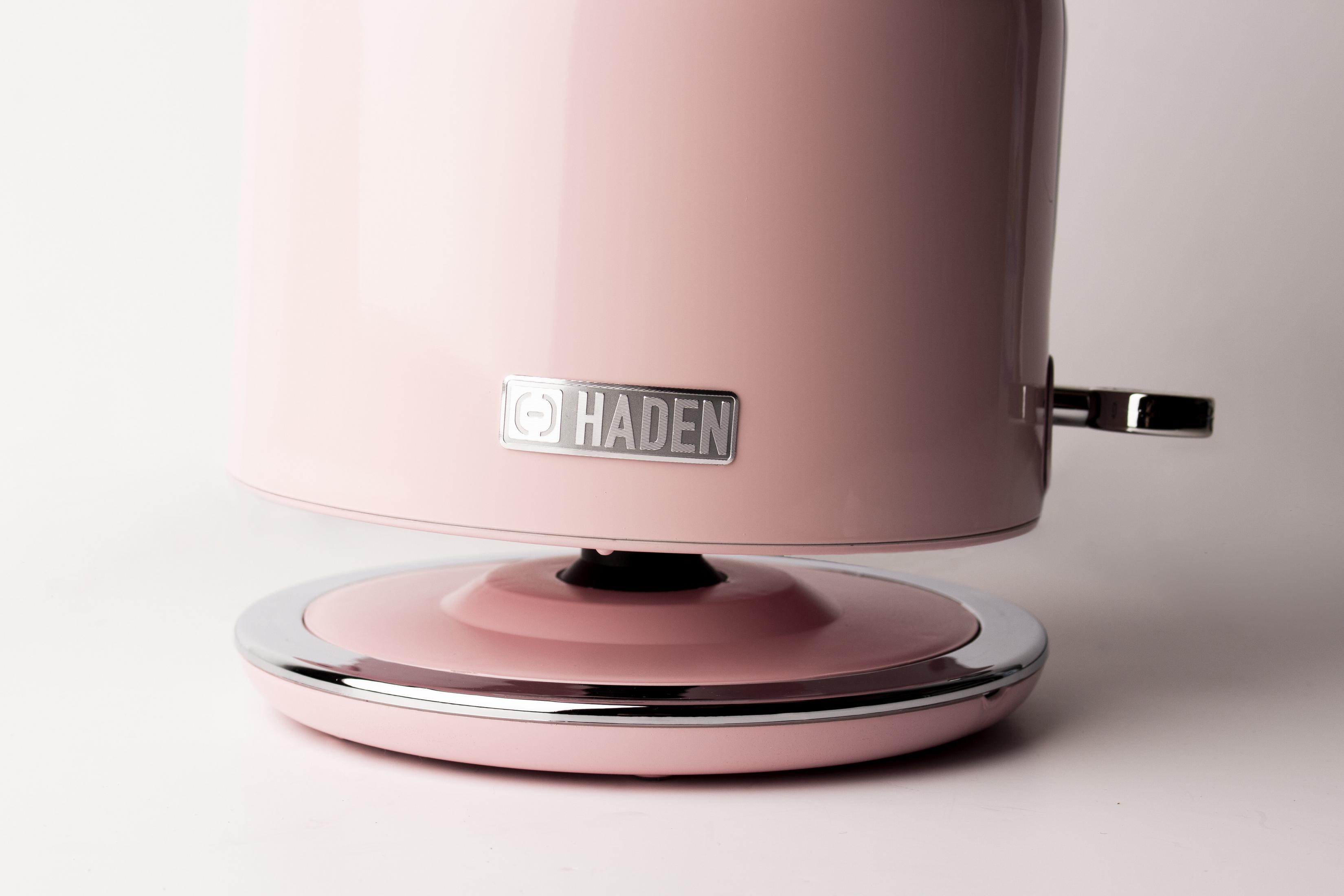 Un bollitore rosa con accenti cromati e logo Haden.
